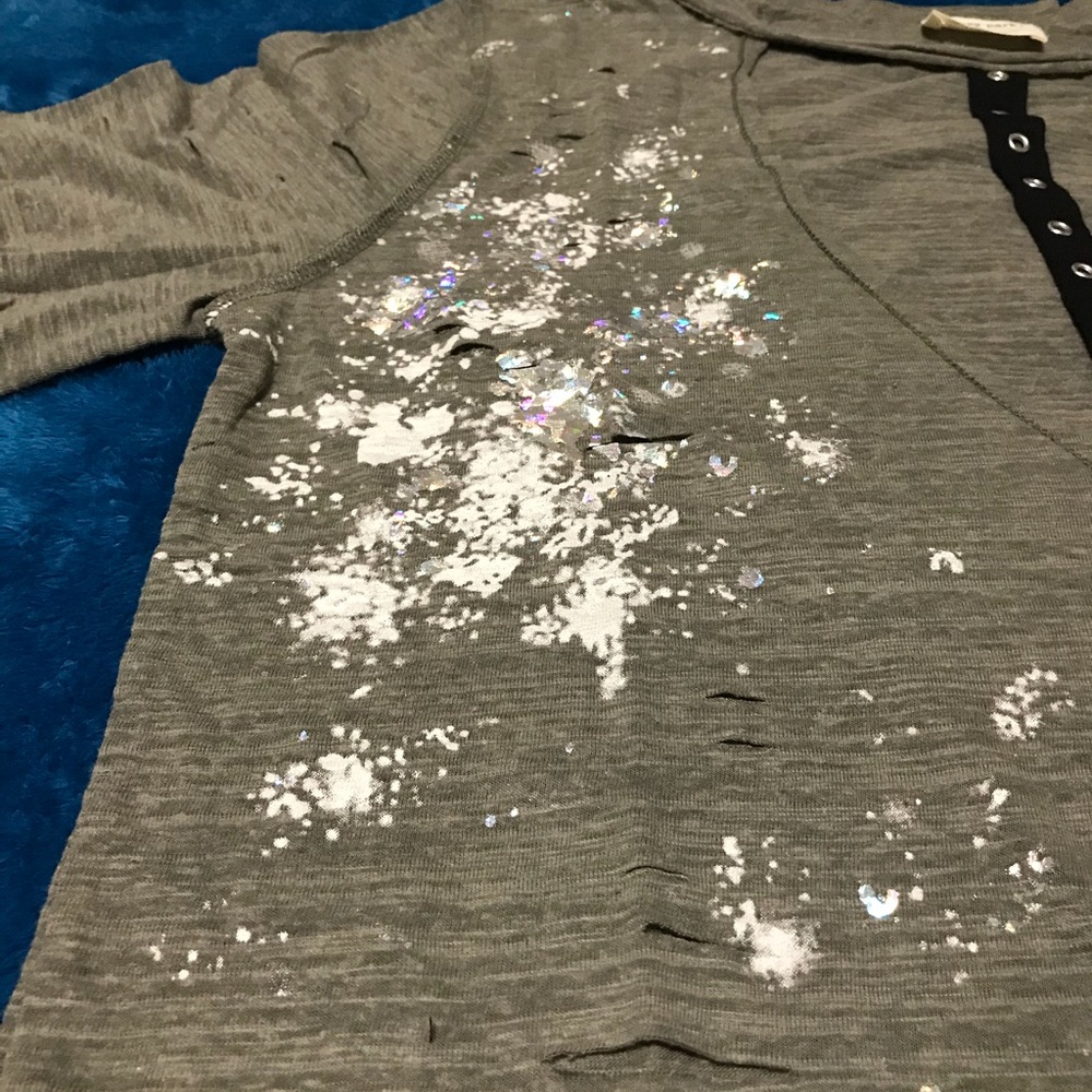 ⭐️3/$20 LAST ONE!! Women’s Distressed Keyhole Tee - Picture 5 of 6